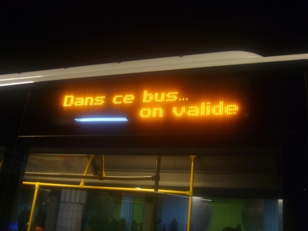 Les_petites_blagues_Panneau_d_affichage_d_un_bus_Dans_ce_bus_on_valide_Petite