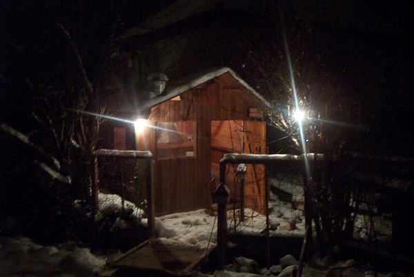 LA_CABANE_VUE_DE_NUIT_SOUS_LA_NEIGE_AVEC_QUELQUES-UNS_DES_ECLAIRAGES_EXTERIEURS_ALLUMES