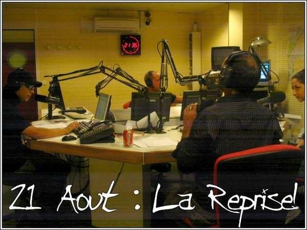 VUE_DU_STUDIO_DE_L_OPEN_BAR_A_OUI_FM_LORS_DE_LA_REPRISE_DE_L_EMISSION_LE_LUNDI_21_AOUT_2006